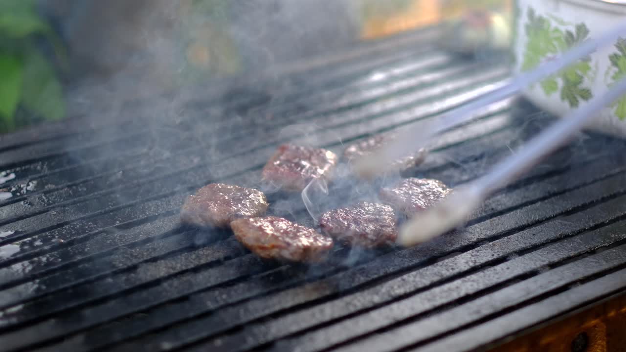 요리 된 고기 볼을 가져와 슬로우 모션으로 돌립니다.