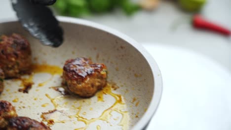 mujer sirviendo albóndigas en un plato de cerámica