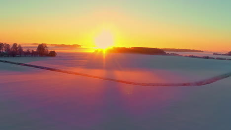 El-Color-Naranja-De-Una-Brillante-Puesta-De-Sol-Dorada-Se-Refleja-En-La-Nieve-En-Un-Paraíso-Invernal---Sobrevuelo-Aéreo