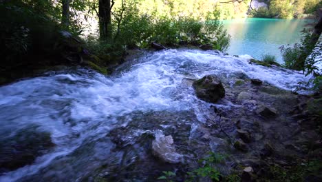 foto de un arroyo que va al lago en el parque nacional de plitvice, croacia central