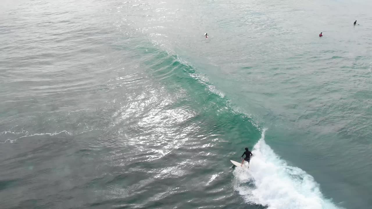 Ripresa con drone di un surfista che cade da un'onda in Sri Lanka