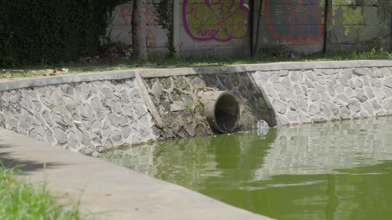 el alcantarillado oculto contamina el lago, comprometiendo la belleza escénica y el equilibrio ecológico
