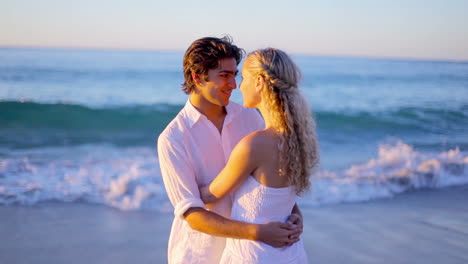 Pareja-Besándose-Durante-El-Atardecer-En-La-Playa