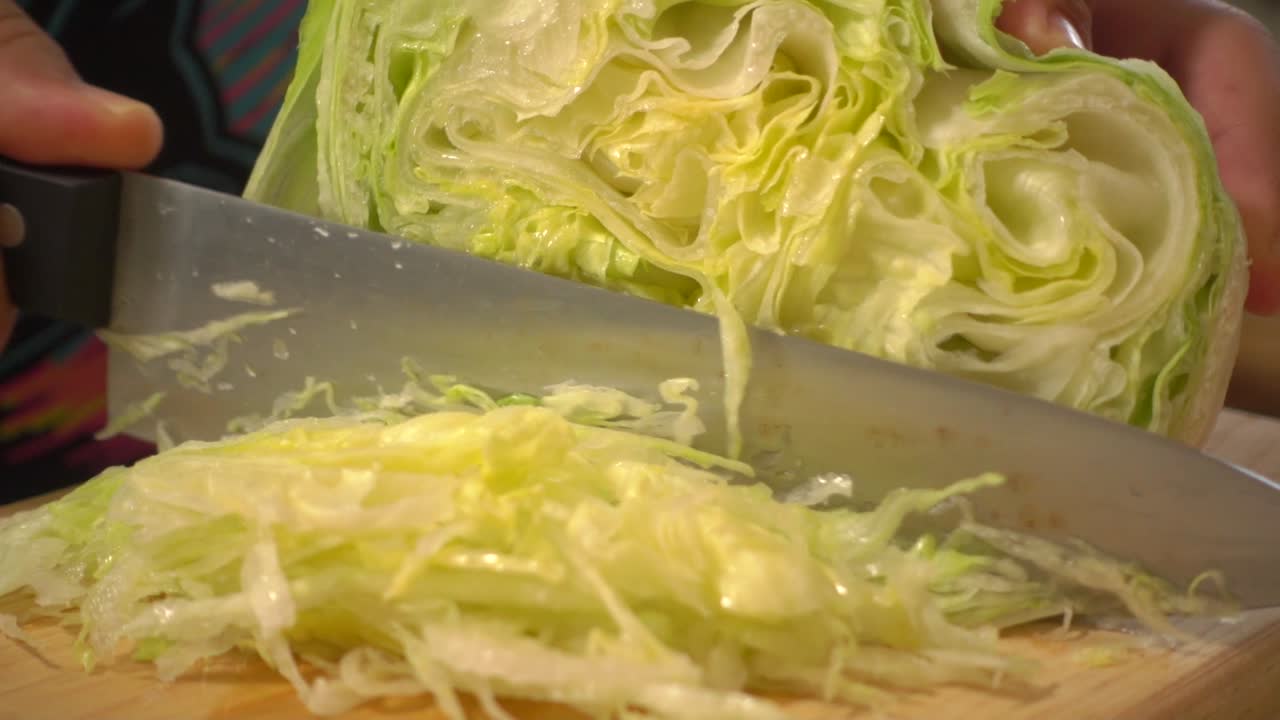 양상추는 커팅 보드에 파쇄