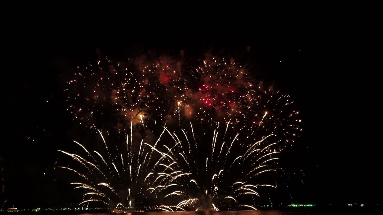un fantástico festival de fuegos artificiales al final del año cerca del paseo marítimo