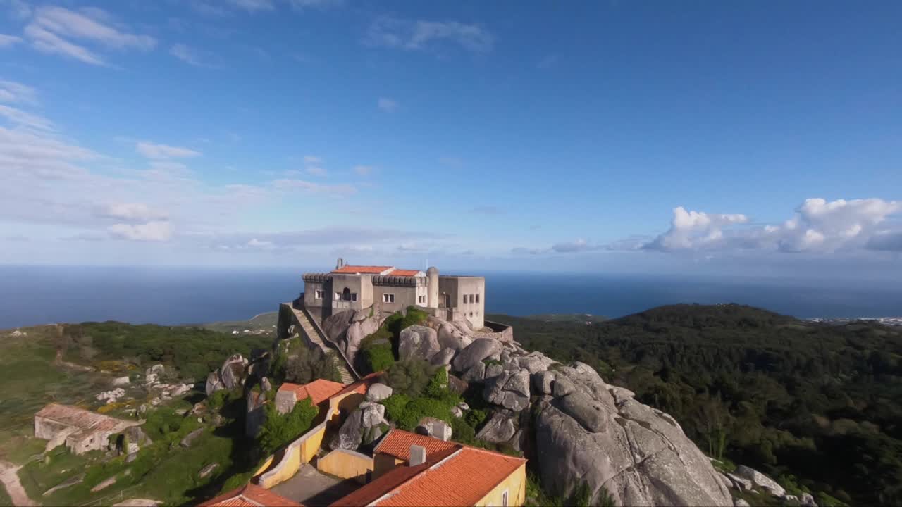 관리인을 수용하고 수많은 순례자를 환영하기 위해 제공되는 노란색으로 칠해진 romeiros의 집