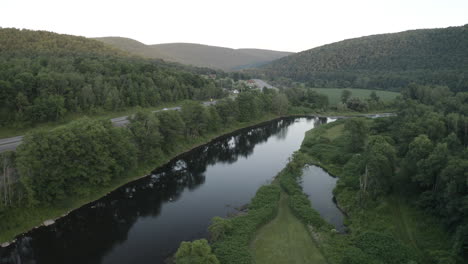 Vuelo-Aéreo-Sobre-Imágenes-De-Drones-En-La-Rama-Oeste-Del-Río-Delaware