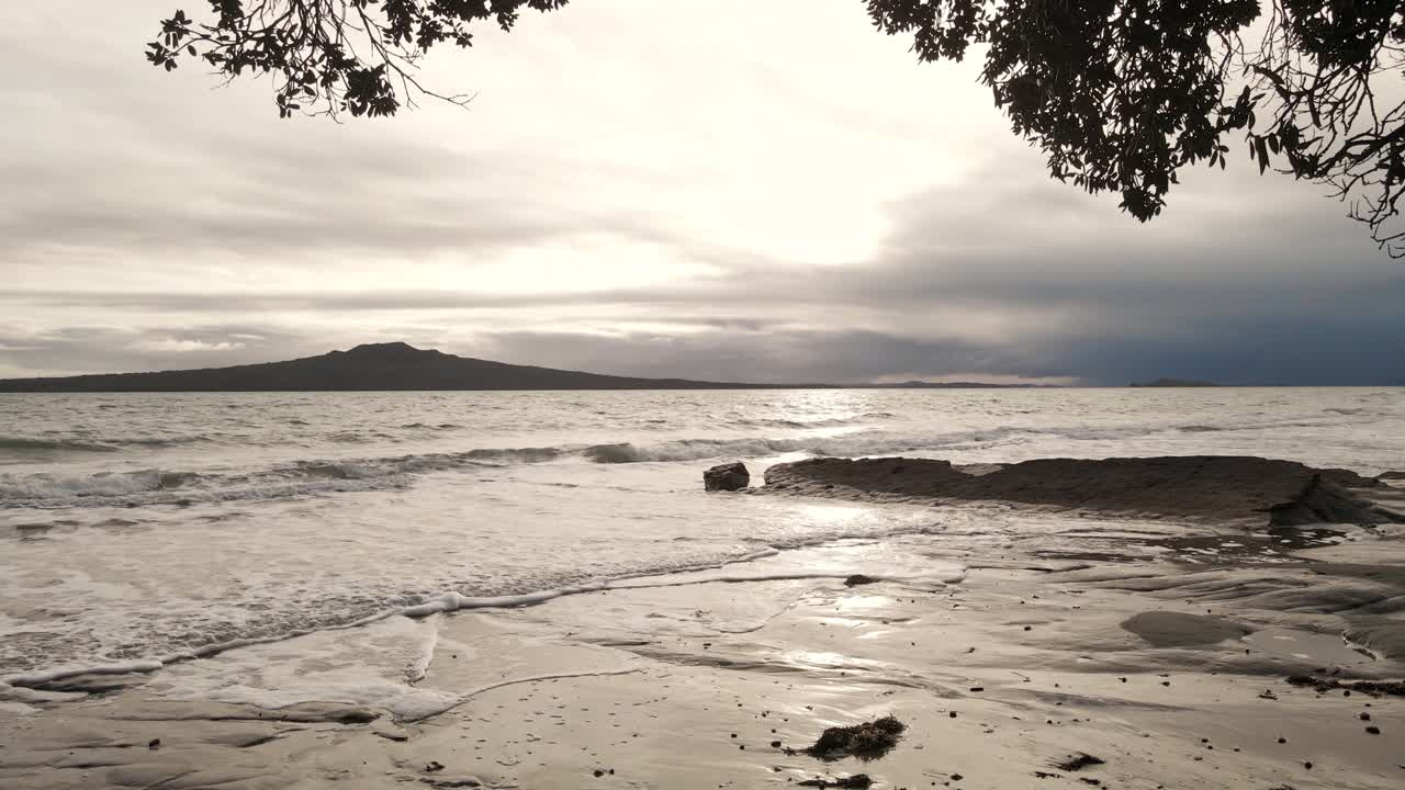 좁은 바다에 부서지는 파도의 멋진 샷