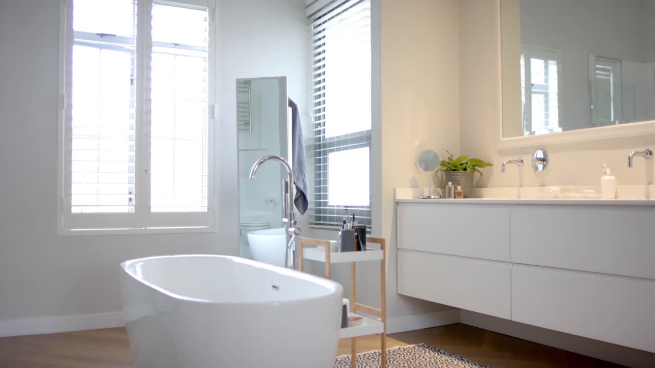 primer plano de baño blanco soleado con bañera independiente, cámara lenta