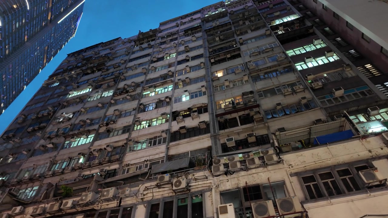Ripresa in soggettiva della facciata di un vecchio edificio residenziale ad alta densità a Tsim Sha Tsui, Hong Kong