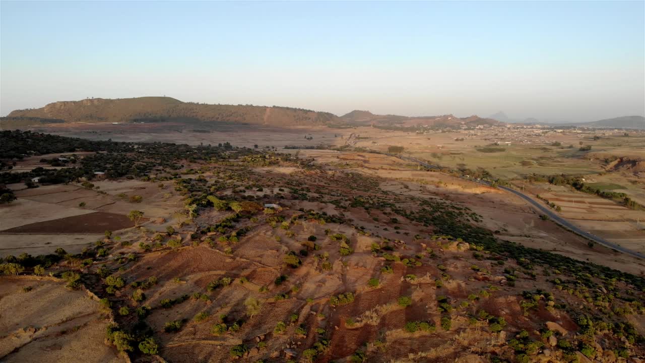 Riprese aeree sul deserto e sui campi dell'Etiopia.