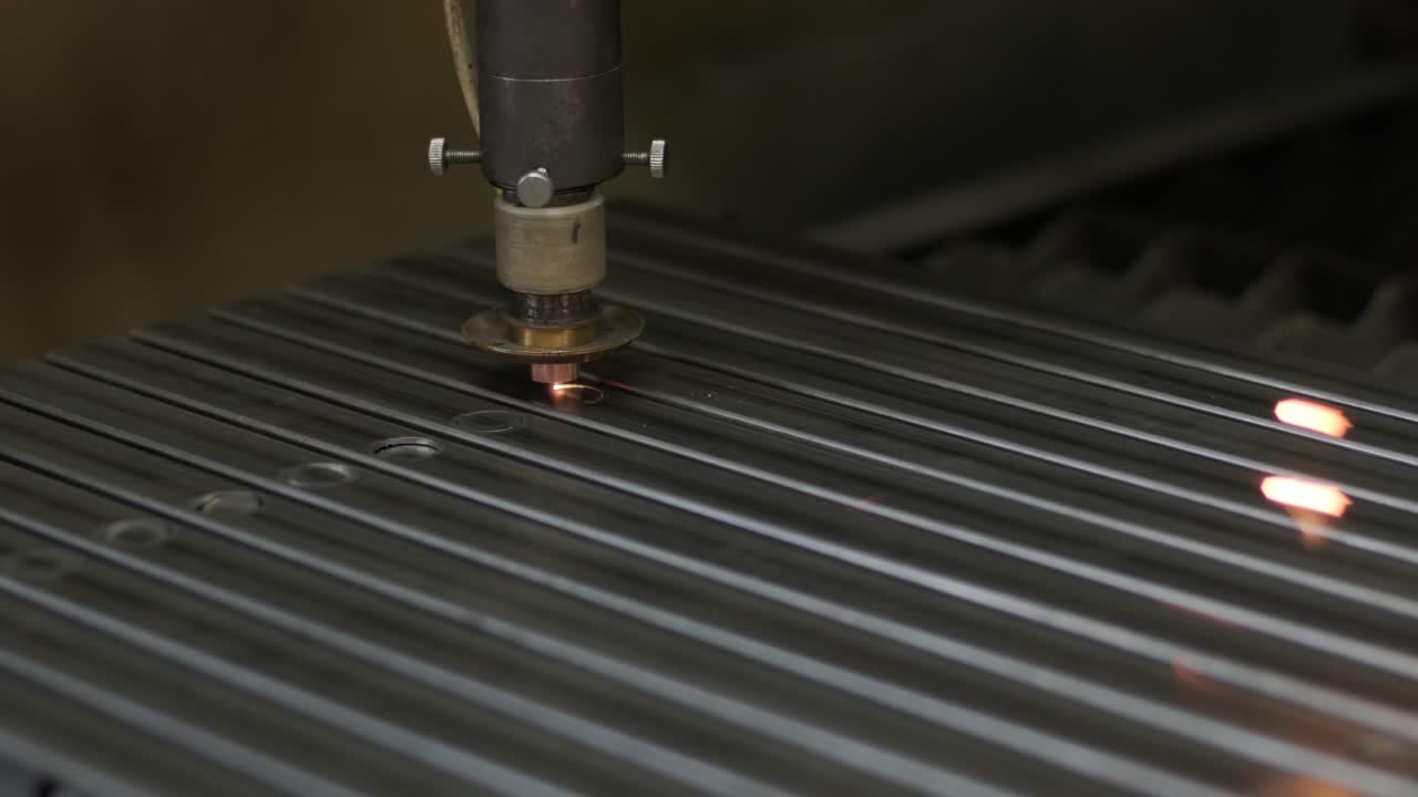 máquina láser industrial moderna con cnc, tecnología de corte de metal. corte láser de tubos de acero en una fábrica moderna. láser corta agujeros en el tubo.