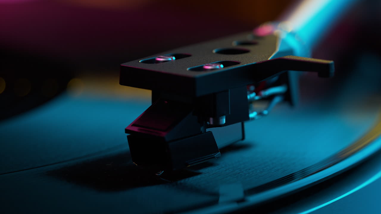 바늘을 가진 자기 카트리지가 회전하는 비닐 레코드의 경로를 따라 느린 동작으로 움직입니다.