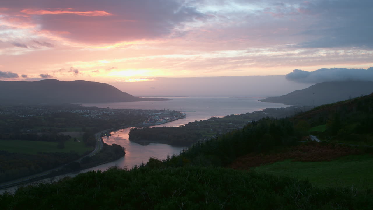 Matahari terbit di atas Warrenpoint dari Titik Pandang Flagstaff di Bukit Fathom Dekat Newry
