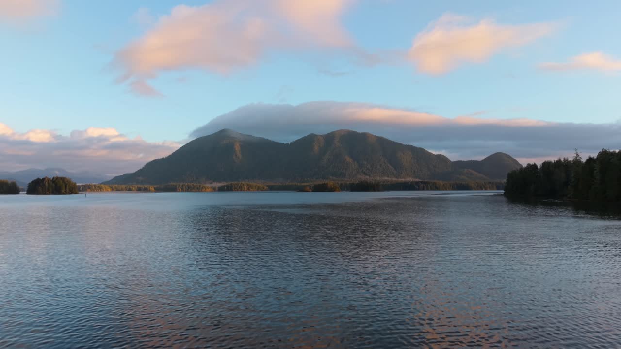 밴쿠버 섬에 있는 토피노의 드론 촬영은 가을의 색, 거친 해안선, 그리고 바다의 파도를 풍경적인 공중 전망으로 보여줍니다.