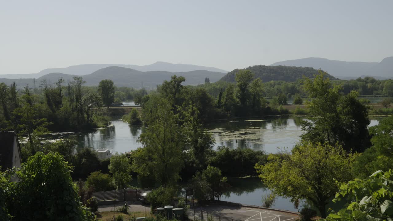 parque recreativo, espacio verde en el pequeño pueblo de chanaz en francia, europa