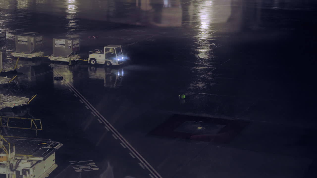 지상 승무원 들 이 일 하는 폭풍우 같은 밤 에 공항 의 지연