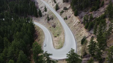 Luftaufnahme-Eines-Autos,-Das-Auf-Der-Straße-Durch-Einen-Wald-In-British-Columbia,-Kanada,-Fährt