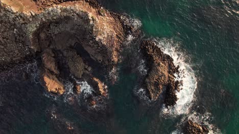 Paisaje-De-Acantilados-De-Playa-Japonesa,-Olas-Aéreas-De-Drones-Rompiendo-En-La-Costa-En-La-Playa-De-Kyoto-Kyotango-De-Japón,-Destino-De-Viaje-En-Verano,-Vista-De-Arriba-Hacia-Abajo-Del-Sol-Asiático