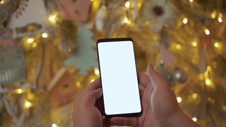 Mains utilisant un téléphone à écran blanc 1