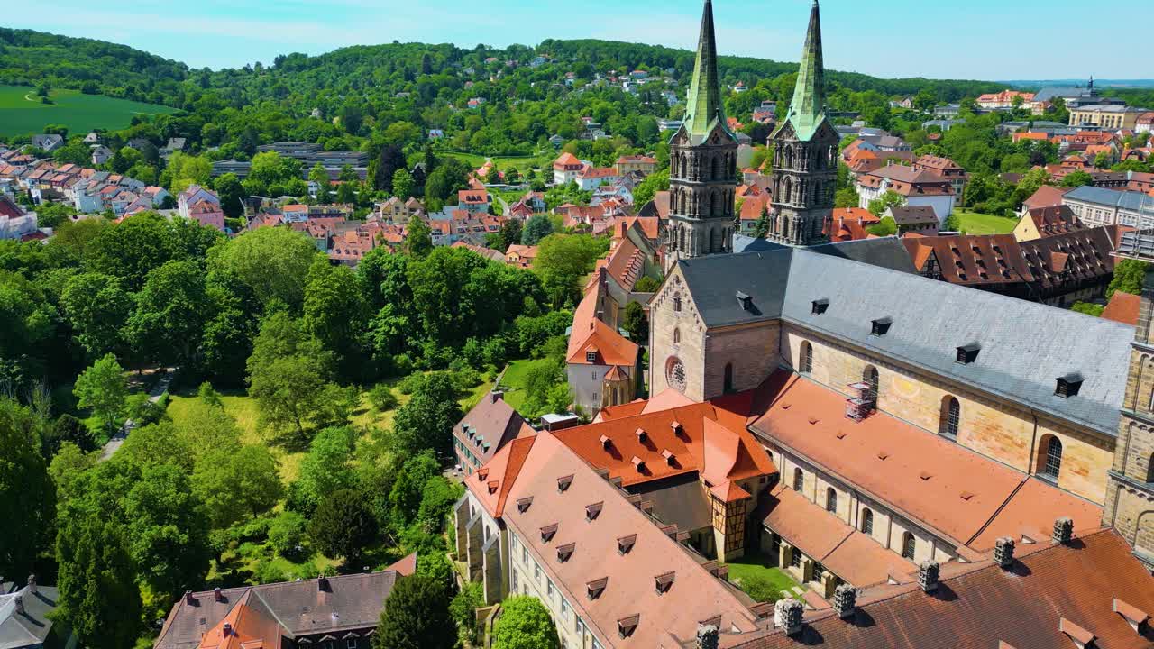 4K drönarvideo från luften av den historiska Bambergs katedral och Neue Residenz-palatset i Gamla stan i Bamberg, Tyskland.