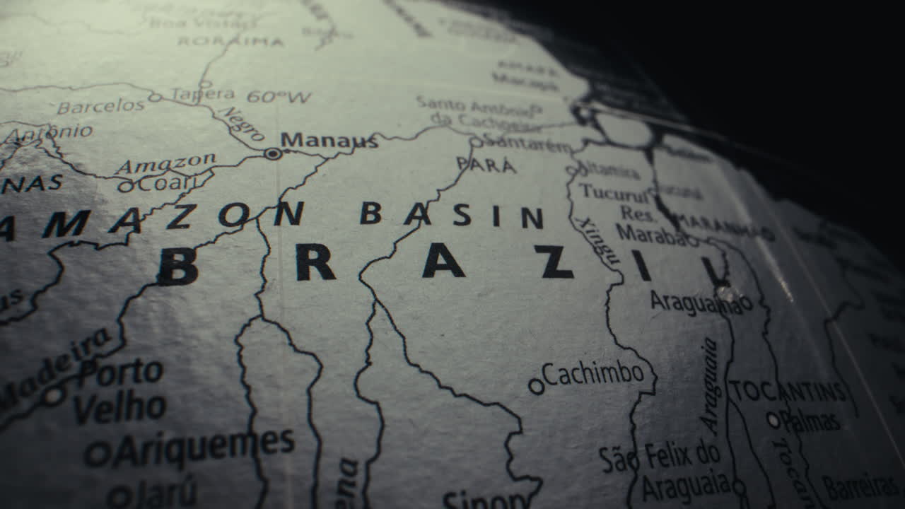 Primer plano de un mapa mundi vintage enfocado en Brasil y la Cuenca del Amazonas