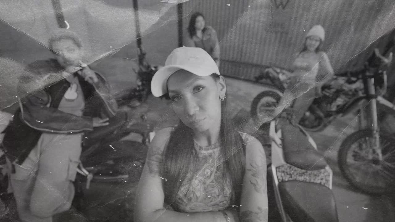 Un modello video moderno progettato per contenuti con carta vintage e sovrapposizioni di texture