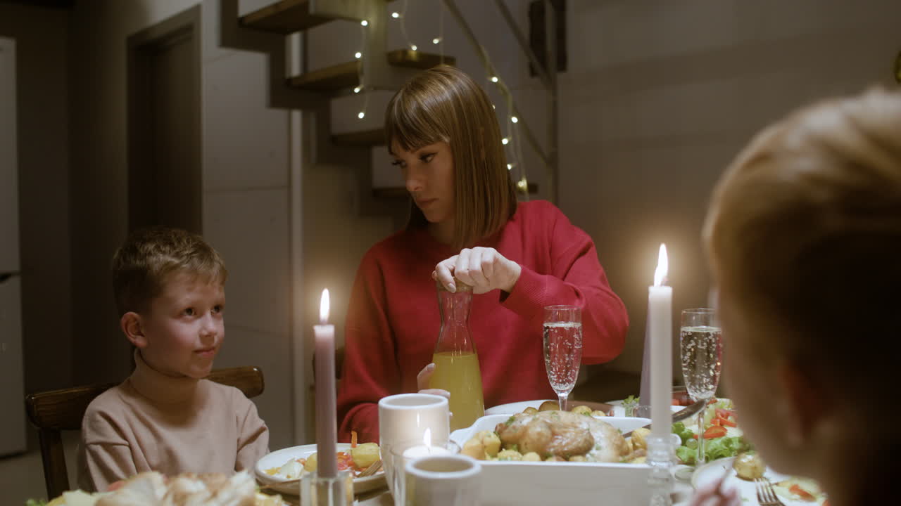 거실에서 새해 전날 축제.