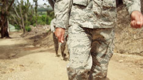 tropas militares caminando en el campamento de entrenamiento 4k
