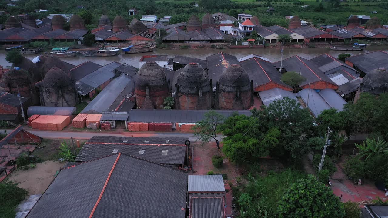 Pemandangan udara tungku bata dan kanal di Vinh Long di Delta Mekong, Vietnam