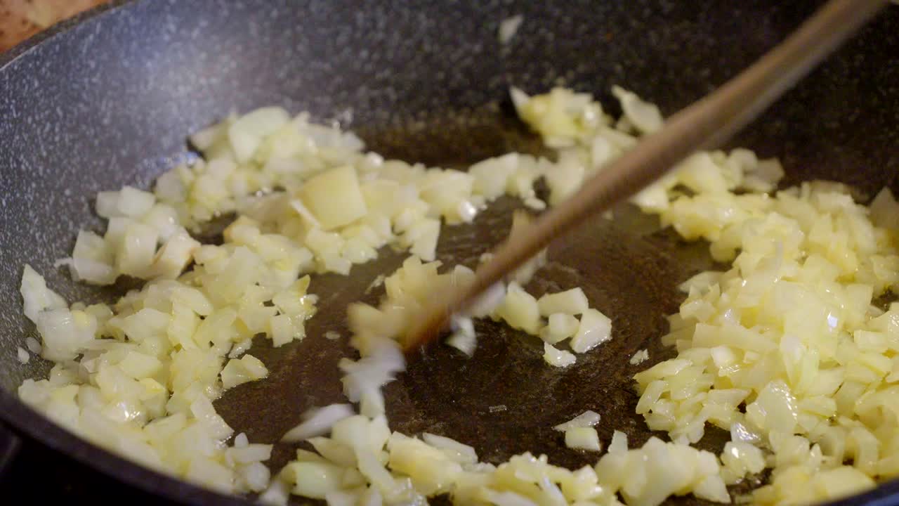 오리브 오일 에 캐러멜화 된 양파 를 팬 에 넣고, 요리사 가 나무 스파라 로 접시 를 는다