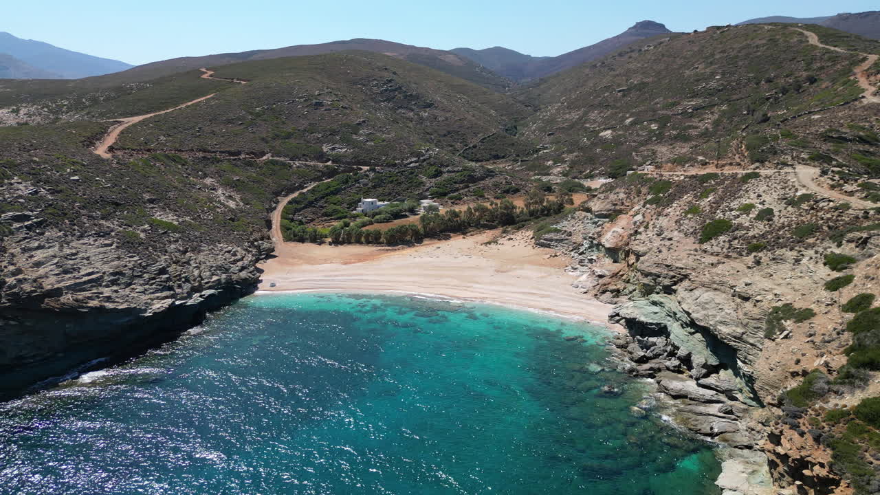 그리스의 키클라데스 섬 안드로스의 상징적인 티르코이즈와 사파이어 만과 해변의 드론 영상