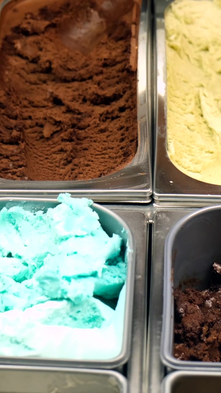 Primo piano di vari gusti di gelato in una vetrina