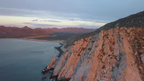 Vista-Aérea-De-Un-Gran-Acantilado-En-El-Parque-Nacional-De-Cabo-Pulmo