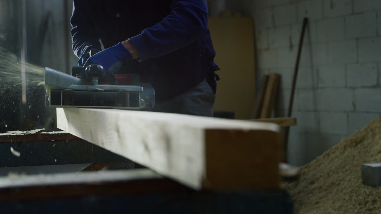 primer plano de un carpintero profesional trabajando en máquinas de carpintería en un taller de una fábrica de madera.