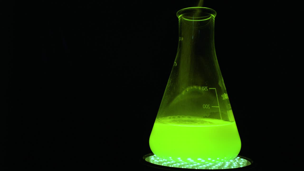 adición de sustancia al químico líquido verde, experimento de química científica, 4k