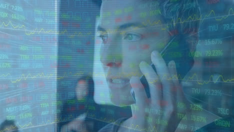 animación de estadísticas y procesamiento de datos sobre una mujer de negocios caucásica que usa un teléfono inteligente