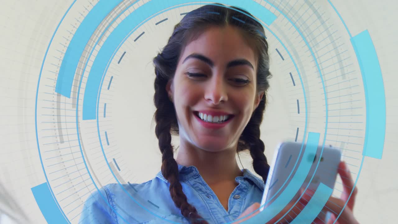 Animazione di cerchio di elaborazione su donna caucasica felice che usa lo smartphone