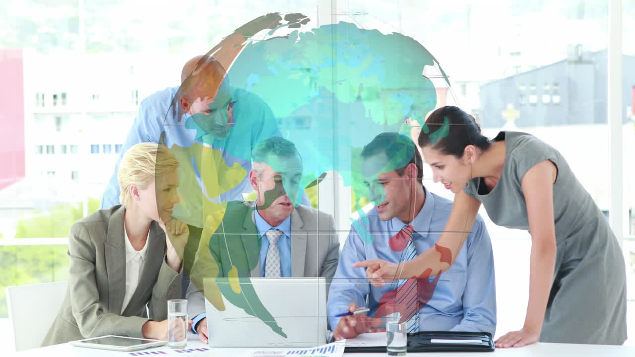 사무실에서 함께 토론하는 다양한 사업가들에 대한 회전하는 지구의 애니메이션