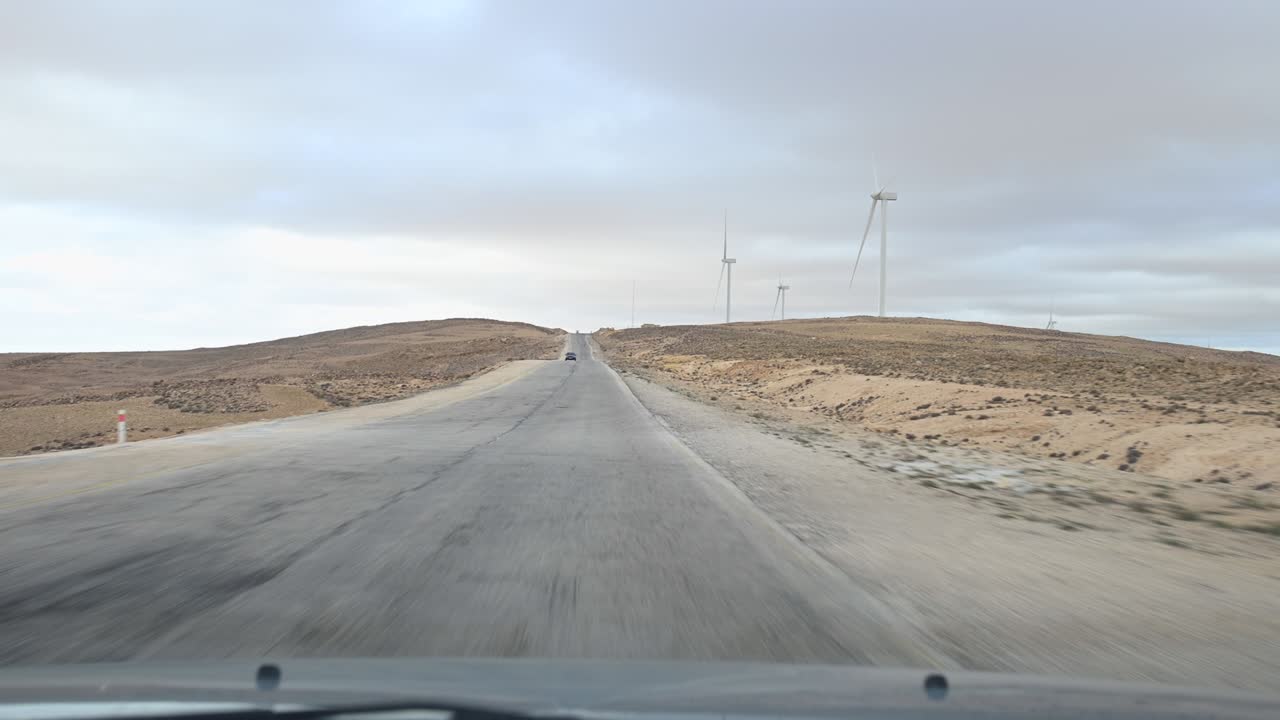 conduciendo por la autopista del rey en jordania, una de las carreteras más famosas de oriente medio, la carretera del rey serpentea de norte a sur del país.