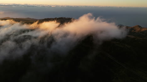 nubes de niebla del amanecer sobre el pico de la montaña de pico do areeiro en la isla de madeira, portugal