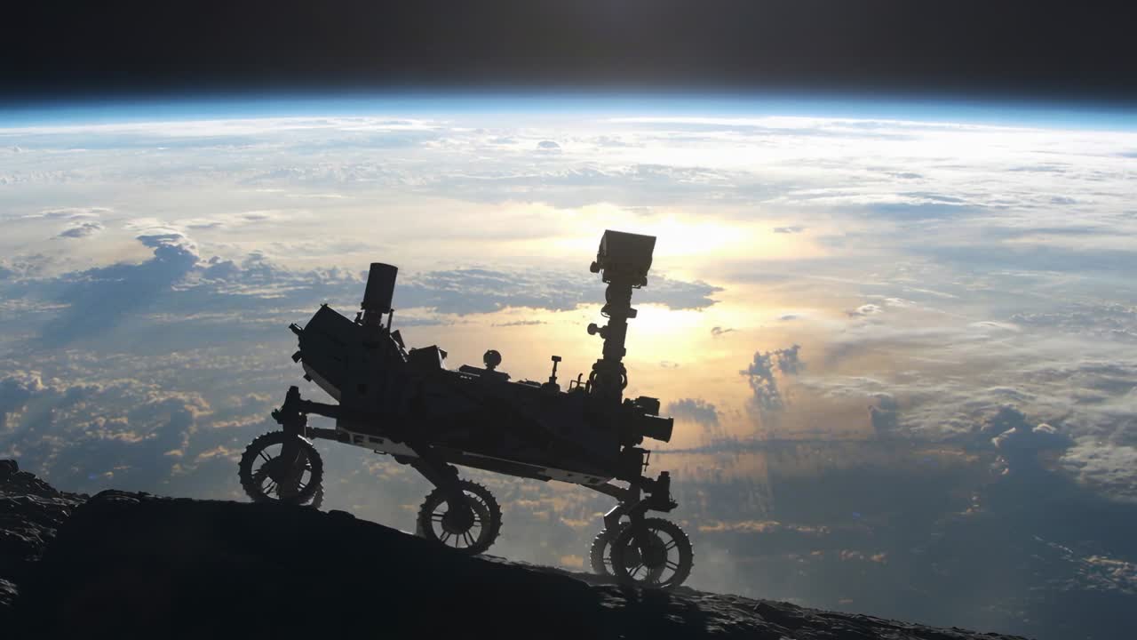 Rover robótico de seis rodas subindo cume rochoso sob sol baixo, com mastro e suspensão em contraluz.