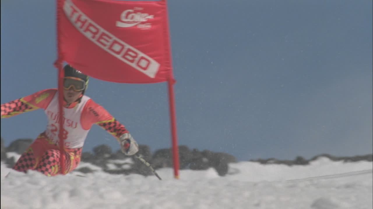 En mand navigerer en downhill slalom-bane