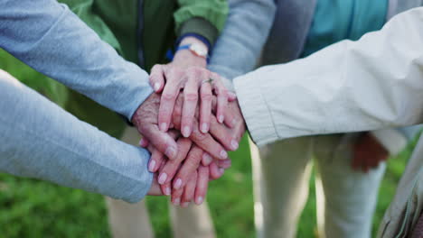 personas mayores, manos juntas