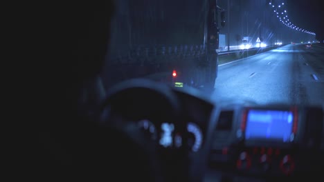 el hombre conduciendo el automóvil en la calle de la ciudad de la noche