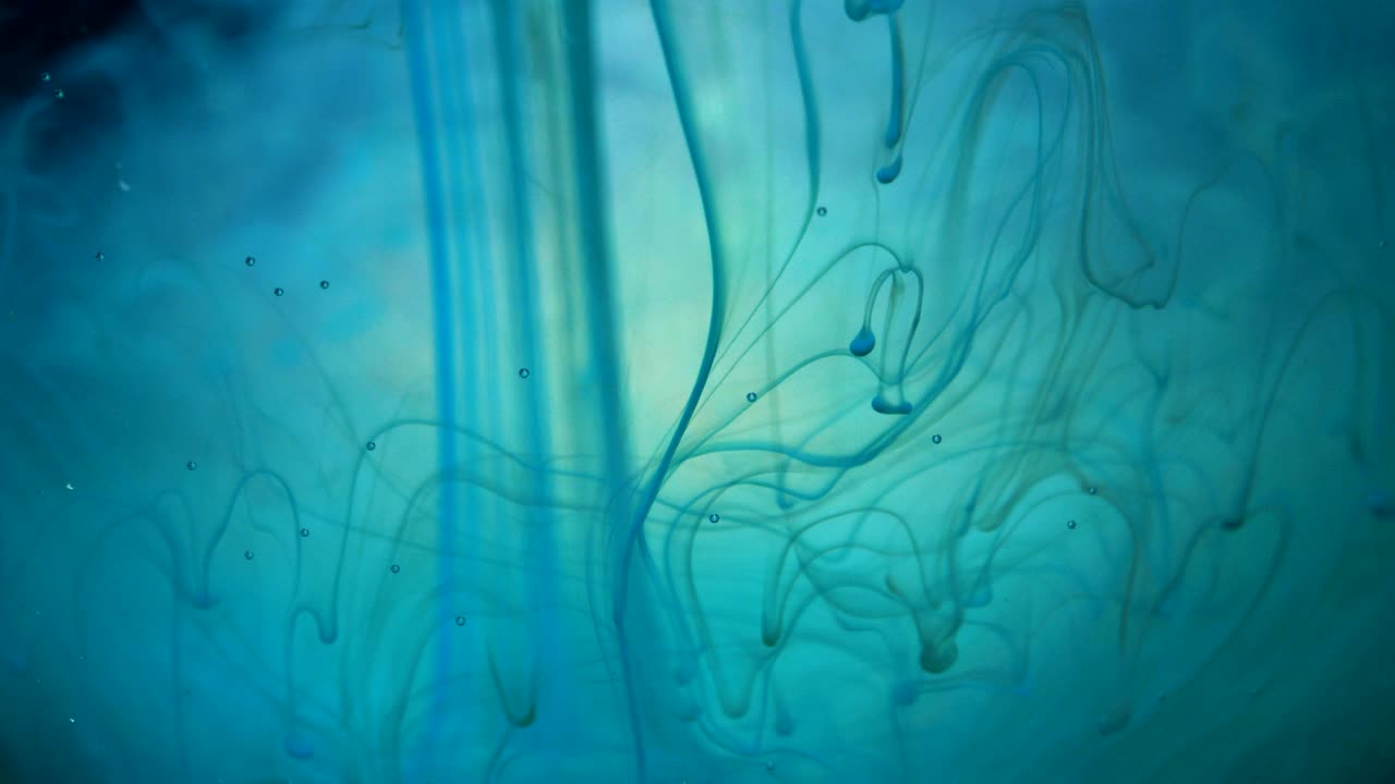 абстрактная синяя диффузия чернил психоделический поток движения. акриловая краска. фантастическая гипнотическая поверхность. абстрактная краска структурированная метаморфоза. чернила, вращающиеся под водой. облако краски на черном фоне.