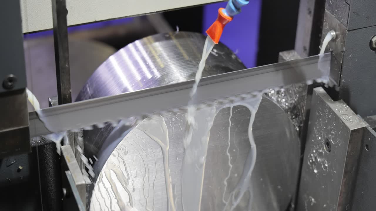 현대적인 기계 사. 금속 절단 현대적인 가공 기술.