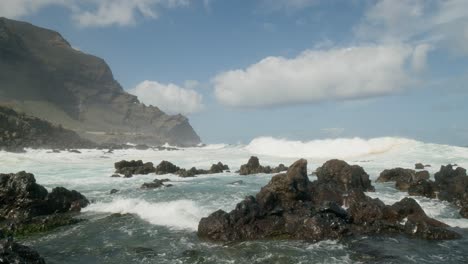 Olas-Del-Océano-En-Cámara-Lenta-Aplastando-En-Una-Playa-Rocosa-Volcánica-Cerca-De-Punta-Negra,-Buenavista-Del-Norte,-Tenerife,-Islas-Canarias-En-Primavera