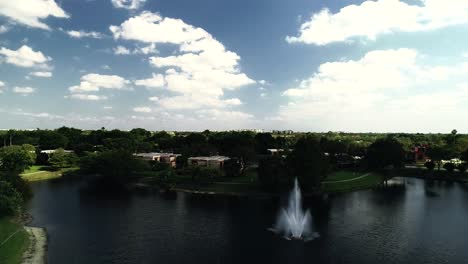 Vista-Aérea-De-60-Fps-De-Un-Barrio-En-Boca-Raton-Florida,-Estados-Unidos