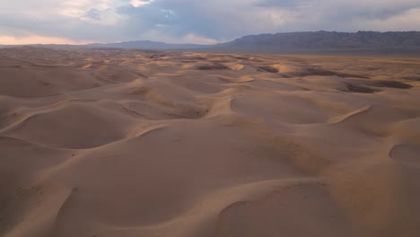 Vasto-Paisaje-Del-Desierto-De-Gobi-Durante-El-Amanecer-En-Mongolia